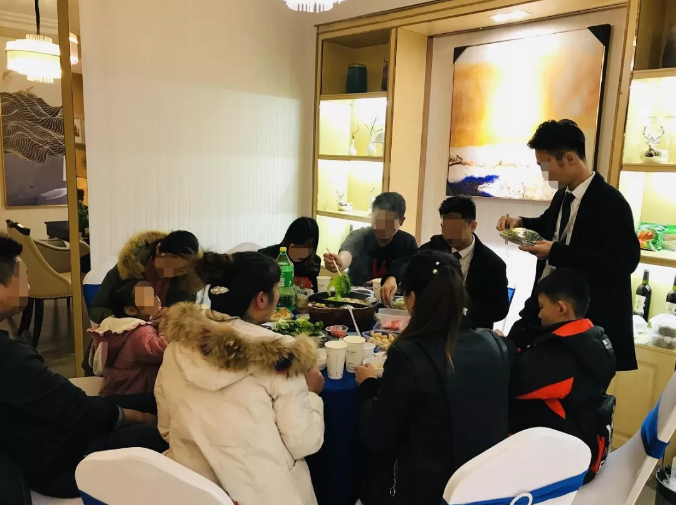 暖冬火鍋宴熱辣開席，老友變新鄰，理想開涮！